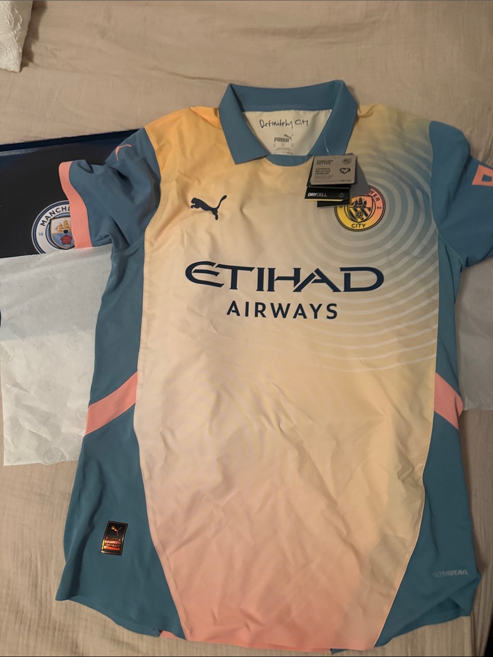 Manchester United Jersey - NWT in original record style box. - Picture 5 of 6
